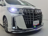 高輝度で点灯速度が速く、しかも消費電力の少ないLEDヘッドライトが装備されています!LEDの明るい光が走行中の視界の確保をサポートして、夜のドライブがより楽しく安全に運転できます♪
