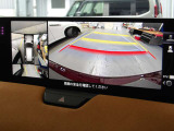 360&deg;ビューモニターでは、両サイドとフロント、バックカメラの合成で、あたかも上空から見下ろした様に周囲を確認して頂けます。駐車場だけでなく、T字路等でも活躍のアイテムです!