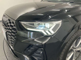 ウイング状のデイタイムランニングライトを備えるLEDヘッドライト。昼光に近い照明によって進路を照らし、昼夜ともに目視しやすく視認性を高め安全性と快適性を向上させます。