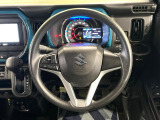 インテリアに合わせたデザインのステアリングは、運転される方のことも考え、運転しやすい形状、大きさです。是非一度、実際に触ってお確かめください。