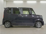 リアには左右スライドドアを採用。狭い駐車場でも開閉しやすく、強風の日でもドアが煽られにくくなっております。小さなお子さまやご年配の方も安心して乗り降りできます。