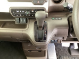 足元スッキリ、インパネシフトです。パーキングブレーキはフットブレーキタイプなので、運転席と助手席の間がスッキリしています。