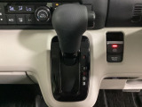 CVT車のセレクトレバーです。低速から高速まで、変速ショックのないスムーズな走りと、エンジン効率のよい領域を維持して燃費にも貢献します。サイドブレーキはスイッチ操作の電子制御パーキングブレーキです。