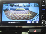 ギヤをRに入れるとナビの画面に後ろの映像が映るリヤカメラ付!後退時の安全確認やコンディションの悪い視界でもカラーバックモニターがドライバーをサポート☆☆☆