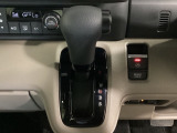 CVT車のセレクトレバーです。低速から高速まで、変速ショックのないスムーズな走りと、エンジン効率のよい領域を維持して燃費にも貢献します。サイドブレーキはスイッチ操作の電子制御パーキングブレーキです。