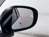 隣の車線を走る車両をレーダーで検知し、ドライバーでは見えない四角に存在する車両を検知するとドアミラーに搭載されたインジケータが点灯します