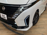 【LEDヘッドライト】悪天候や夜間走行時も良好な視界を確保し安心して運転できる高輝度LEDヘッドライトを装備!点灯速度が早く、消費電力も抑えられています。