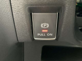 電動パーキングブレーキです。ブレーキペダルを踏み込み、Pスイッチを引き上げると作動、押し下げると解除されます。