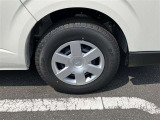 スポーティな印象を与える純正ホイールです。どこまでも走っていきたくなるようなデザインですね♪