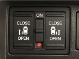 【両側パワースライドドア】両側がパワースライドドアになっており、運転席のスイッチやスマートキーでも開閉が可能です!開口部も広いので乗り降りも楽々♪