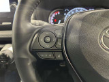 ステアリングスイッチ付きで、運転中に視線を前に向けたまま操作できます。