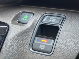 【電動パーキングブレーキ】パーキングブレーキは便利な電動式!ボタン一つで操作でき、アクセルを踏めば自動で解除されます♪レバーやペダルが無いので運転席廻りもすっきりしますね♪