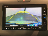 リバースギアに入れるだけで後方の表示へ切り替わります。夜間や雨の日の駐車も楽になりますよ。