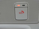 急病時や危険を感じた時、SOSコールスイッチを押すと専門のオペレータに繋がって、警察や消防への連携をサポートしてくれます。また、万が一の事故発生時には、エアバッグ展開と連動して自動通報します。