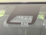 【プリクラッシュセーフティ】前方の車両等を検知し、衝突しそうな時は警報で注意を促し、ブレーキを踏む力をサポート。ブレーキを踏めなかった場合は衝突被害軽減ブレーキが作動、衝突回避をサポートします。
