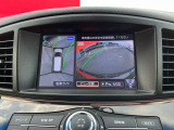 上空から見下ろしているかのような映像をディスプレイに映し出し、スムースな駐車をサポートします。画面は「トップビュー」のほか「サイドブラインドビュー」への切り換えが可能。ますます安心です
