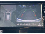 アラウンドビューモニターです。空のうえから見下ろすような視点でスムースに駐車。狭い場所での駐車でも、周囲の映像で確認できます。