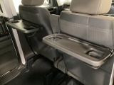 運転席・助手席の背もたれには、2列目シート用にカップホルダー付きの「格納式のシートバックテーブル」を装備しています。休憩時のちょっとした時間などカップを置いたり、小物置きに使えて便利です。
