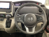 【ハンドル】運転にかかわる様々な操作を安全に行えるように視点移動が少なく操作性に配慮されたスイッチ類が凝縮されたコックピットです。