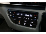 運転席と助手席の温度設定の変更が可能な左右独立タイプのデュアルエアコンです♪♪♪暑がりな人・寒がりな人も誰もが車内を快適にお過ごしいただけます♪♪♪