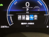 【プリクラッシュセーフティ】先行車と衝突の可能性が高まった時に、警報ブザーで知らせたり、さらにブレーキが自動でかかり、衝突回避を支援します。