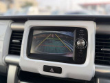 バックモニター付き。駐車の際のサポートとなり、必須アイテムのひとつですよね。それでも、バックする際は必ずご自身の目で確認をしてください。
