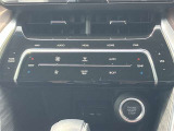 左右独立温度コントロールフルオートエアコンです。運転席、助手席それぞれで独立して温度設定ができます。冷え性の方が乗っても安心ですね♪
