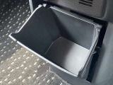 車内に持ち込んだ小物やドリンク食べ物がきちんと片付く収納も充実です。こちらは、大容量のインストセンターロアBOXになります。CDや袋を取り付けてダストBOX等に使えます。