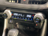 【左右独立型フルオートエアコン】運転席と助手席でそれぞれお好みの温度に設定可能。同乗者にも配慮した、快適な空調をお届け致します。