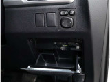 窓を開けずに料金所を通過できる今やもう必需品のETC!インパネにスッキリ装着したビルトインタイプです♪ETCカードの入れ忘れ・抜き忘れを音声やアラームで教えてくれるので、入れ忘れ・抜き忘れを防げます♪