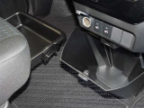 便利な収納ポケット、小物入れを各所に配置しています。シートヒーターも装備しています。
