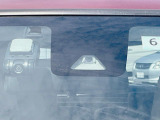 【スマートアシスト】走行中に前方の車両等を認識し、衝突しそうな時は警報とブレーキで衝突回避と被害軽減をアシスト。より安全にドライブをお楽しみいただけます。