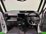 360&deg;UV&IRカット機能ガラス採用。見易い計器類と運転し易いレイアウトのドライビングポジションは、極細Aピラーの採用で視角も少なく前方&左右の見切りが良く安心して運転できます。