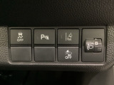 Hondaセンシング用の、VSA(ABS+TCS+横滑り抑制)解除とレーンキープアシストシステムのメインスイッチなどはハンドルの右側に装備しています。