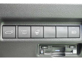 スマートキーや運転席のボタンを押すだけでリアゲートが自動で開閉します!荷物を持っている時や、高い位置にあるバックドアを閉める際に便利な機能です
