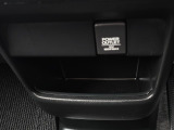 足元には便利なセンターロアボックスを設置。車内を整理しやすく、使い勝手の良さが魅力です。