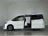 両側パワースライドドア付きだから、狭い駐車スペースなどでの 乗り降りラクラク!小さなお子さまのいるご家庭には嬉しい装備。