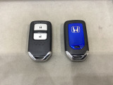 スマートキーを装備しています。鍵を差し込むことなくドアロックの開け閉めと、スタートボタン操作でのエンジンスタートができます。スペアキーも同じものを用意しております。