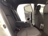 リアシートは足元も広く、長距離運転になってもゆったりとできるように、カップホルダー付きアームレストがついてます。