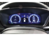 様々な情報を表示するマルチインフォメーションディスプレイ搭載。お洒落で見やすい二眼式のメーターです