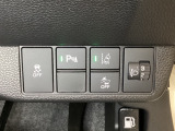 ハンドルの右側にはヘットライトリベライザーとHondaセンシング用のメインスイッチがついています。ヘッドライトリベライザーは道路状況や積荷の加重に応じてライトの高さを調節できます。