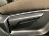 運転席にはドライバーの体型や好みに応じて前後方向だけでなく、高さの調整ができるシートリフターを装備!