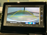 リバースギアに入れるだけで後方の表示へ切り替わります。夜間や雨の日の駐車も楽になりますよ。