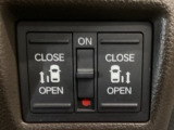 【両側パワースライドドア】両側がパワースライドドアになっており、運転席のスイッチやスマートキーでも開閉が可能です!開口部も広いので乗り降りも楽々♪