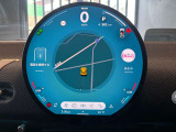 自動車業界初の円形有機ELディスプレイは、スマートフォンのように簡単に操作できます。