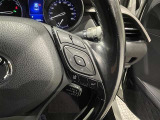 【ステアリングスイッチ】運転中に視線を前に向けたまま画面の操作できます。