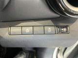 車線逸脱警報装置付きです!フロントカメラによりレーンマーカーを検知し、意図せずに走行車線から逸脱しそうな場合、メーター内のディスプレイ表示とブザーで注意を喚起します。