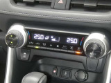 【オートエアコン】車内温度を感知して自動で温度調整をしてくれるのでいつでも快適な車内空間を創り上げます!どの席に座っても快適なドライブが楽しめます♪