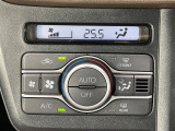 【オートエアコン】一度お好みの温度に設定すれば、車内の温度を検知し風量や温度を自動で調整。暑い&hellip;寒い&hellip;と何度もスイッチ操作をする必要はありません。快適な車内空間には必須の機能ですね♪