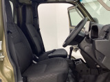 シートはドアの開口部やドア開度も広いので、乗り降りが楽々です。車内は軽トラックとはいえ、広々とした快適な空間です。